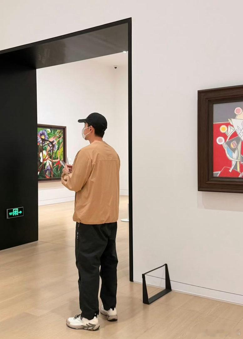 偶遇胡歌看展网友偶遇胡歌看展！网友偶遇胡歌看展