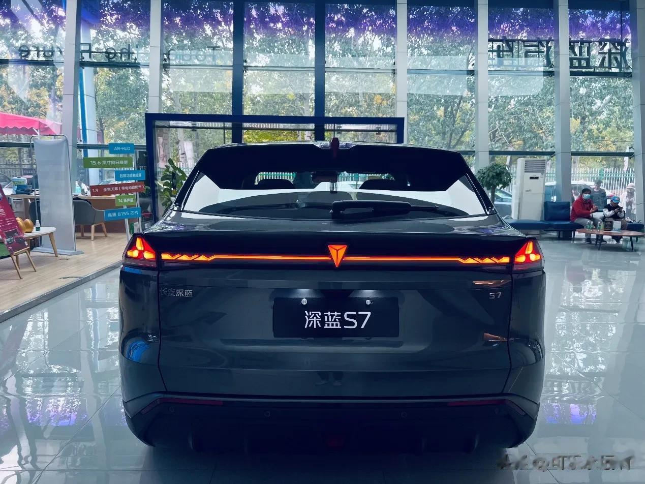 对于驾乘人员，深蓝S7超级增程还提供了自动紧急制动（AEB）、车道偏离预警（LD