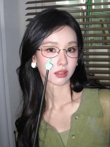 陈都灵[超话] 谁不想急头白脸的上一节陈都灵老师的课呢？这样美丽的老师上课我不烧