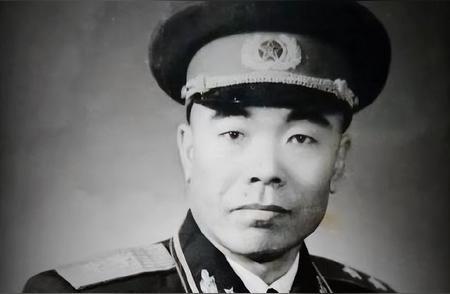 1951年，彭老总急匆匆的赶到汉城北岸，却发现五十军已经快被打没了，军长曾泽生对