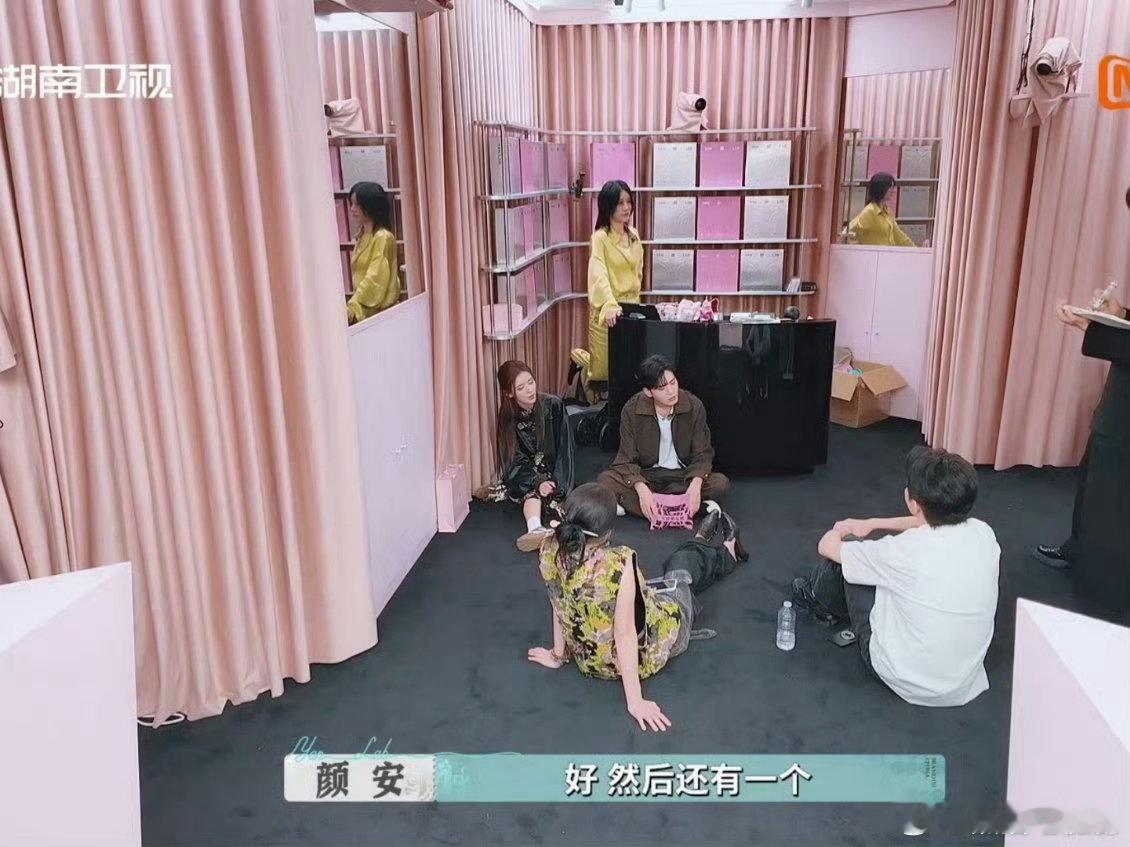 颜安[超话]颜安当店长一直在上分巴黎合伙人名场面巴黎合伙人 颜安拿小本子记问题的
