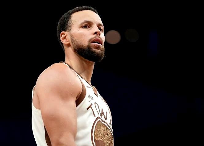 看着库里又一次穿着便装坐在场边，我心里真不是滋味。
老板砸下两亿重金，交着天价罚