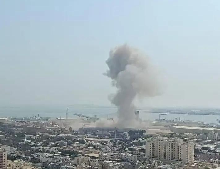 特朗普公开表示：如果伊朗政府在冲突之中重组，他愿意与之接触。
可是现在还会有人相