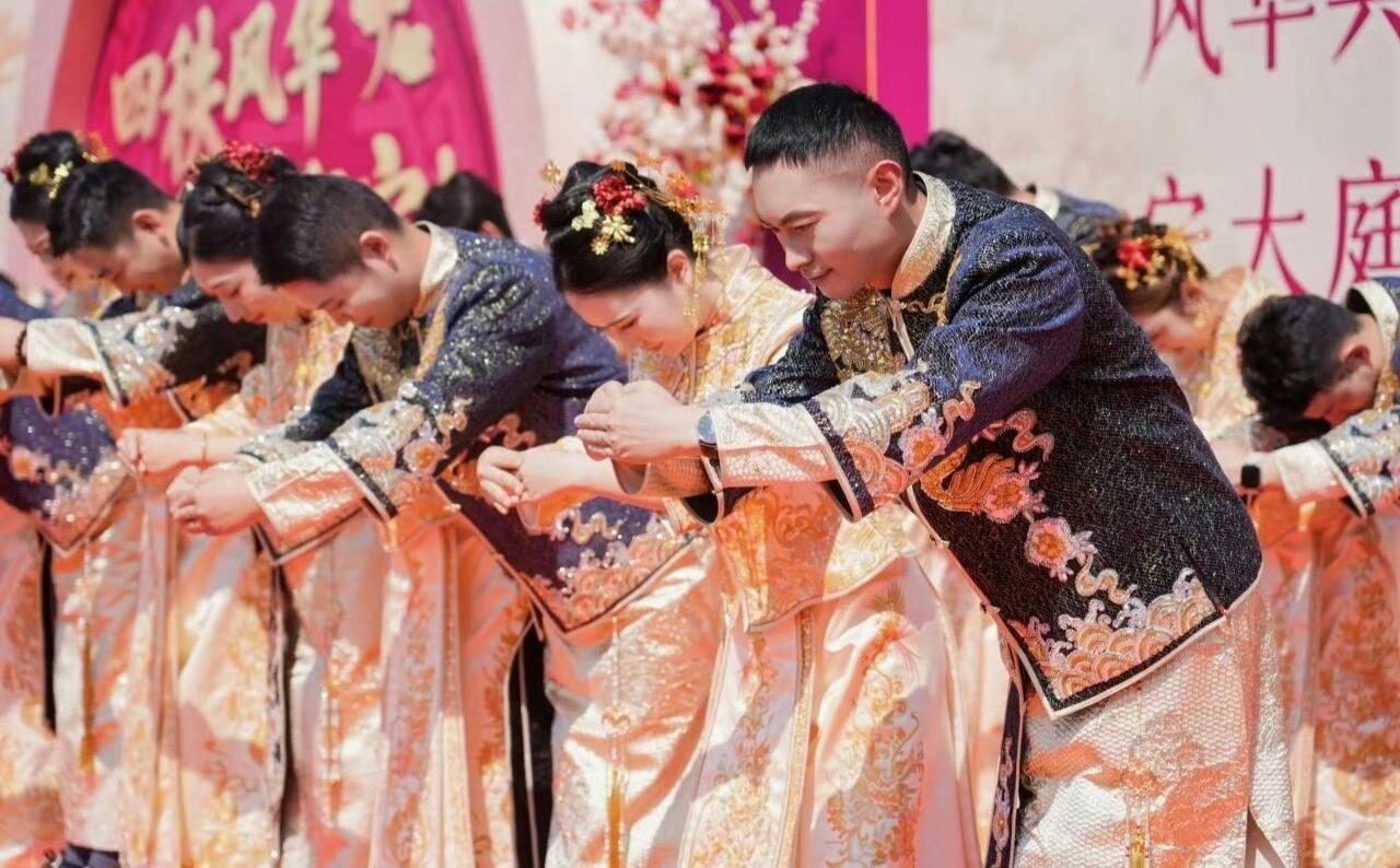 宁波大学40对校友新人举行集体婚礼，学校送上24K纯金婚书

“愿相濡以沫，举案