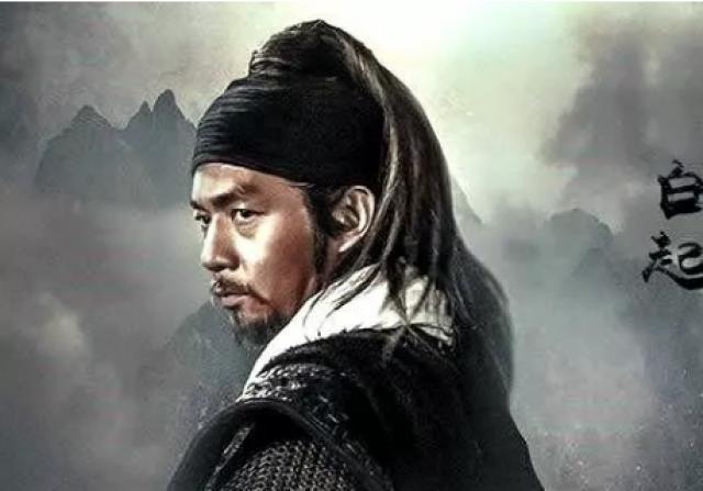 白起被逼自尽那夜，没碰剑，却把一包盐倒进酒坛——喝完仰天大笑：我杀百万人不手抖，