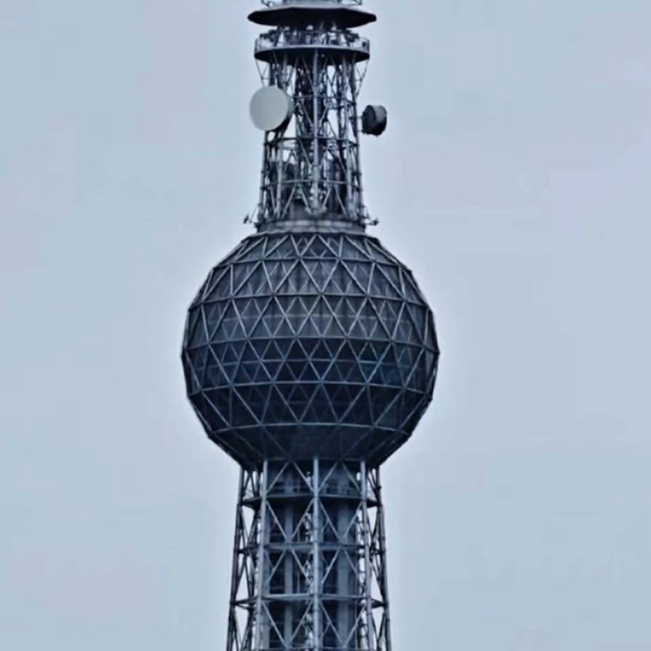 该塔于‌1995年建成启用‌，集广播电视发射、旅游观光、饮食娱乐等功能于一体，是