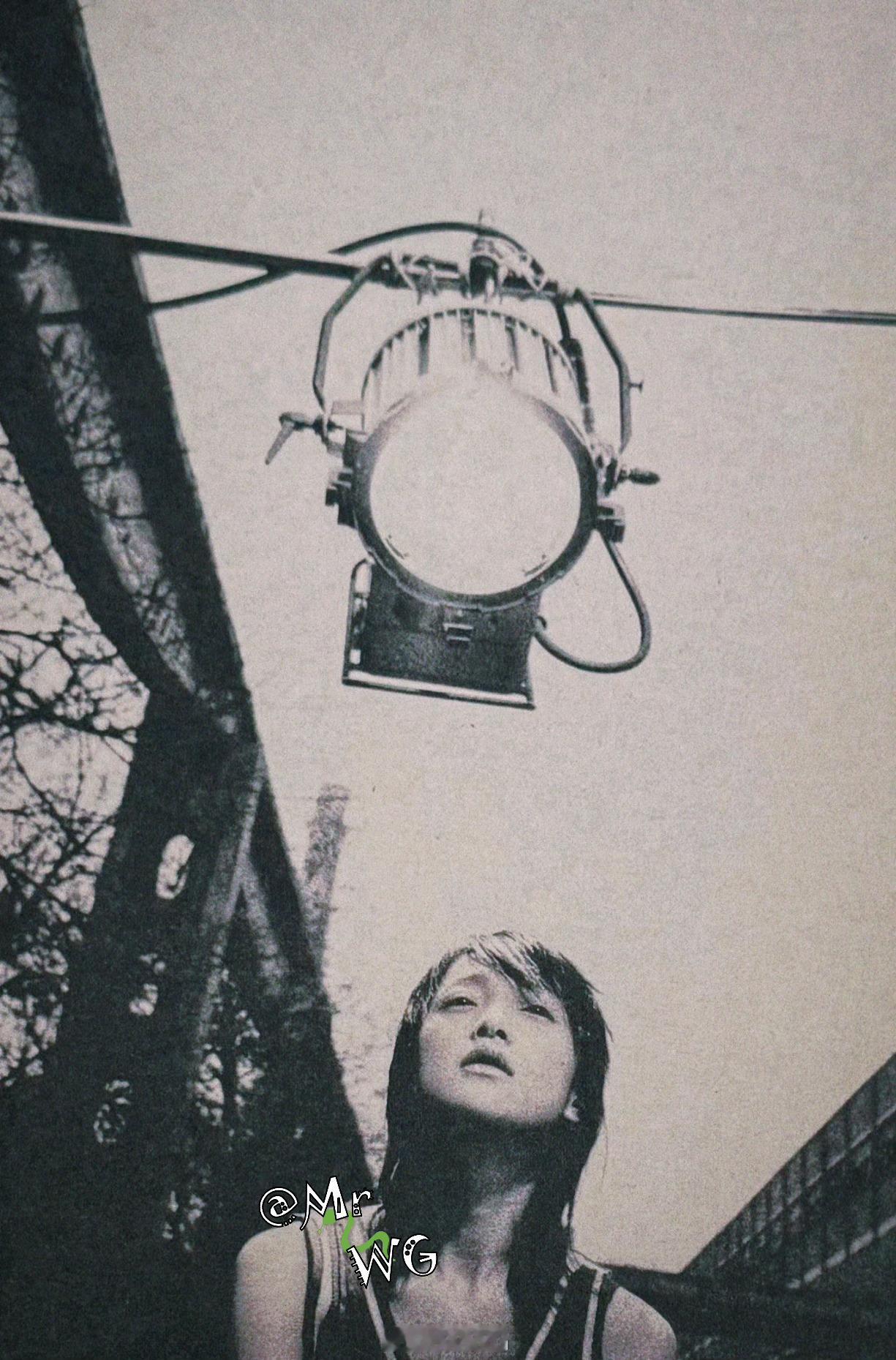 周迅旧相簿子 老铁桥、追光灯下的休闲文艺周迅周迅 ，香港剧照摄影师木星作品。📸