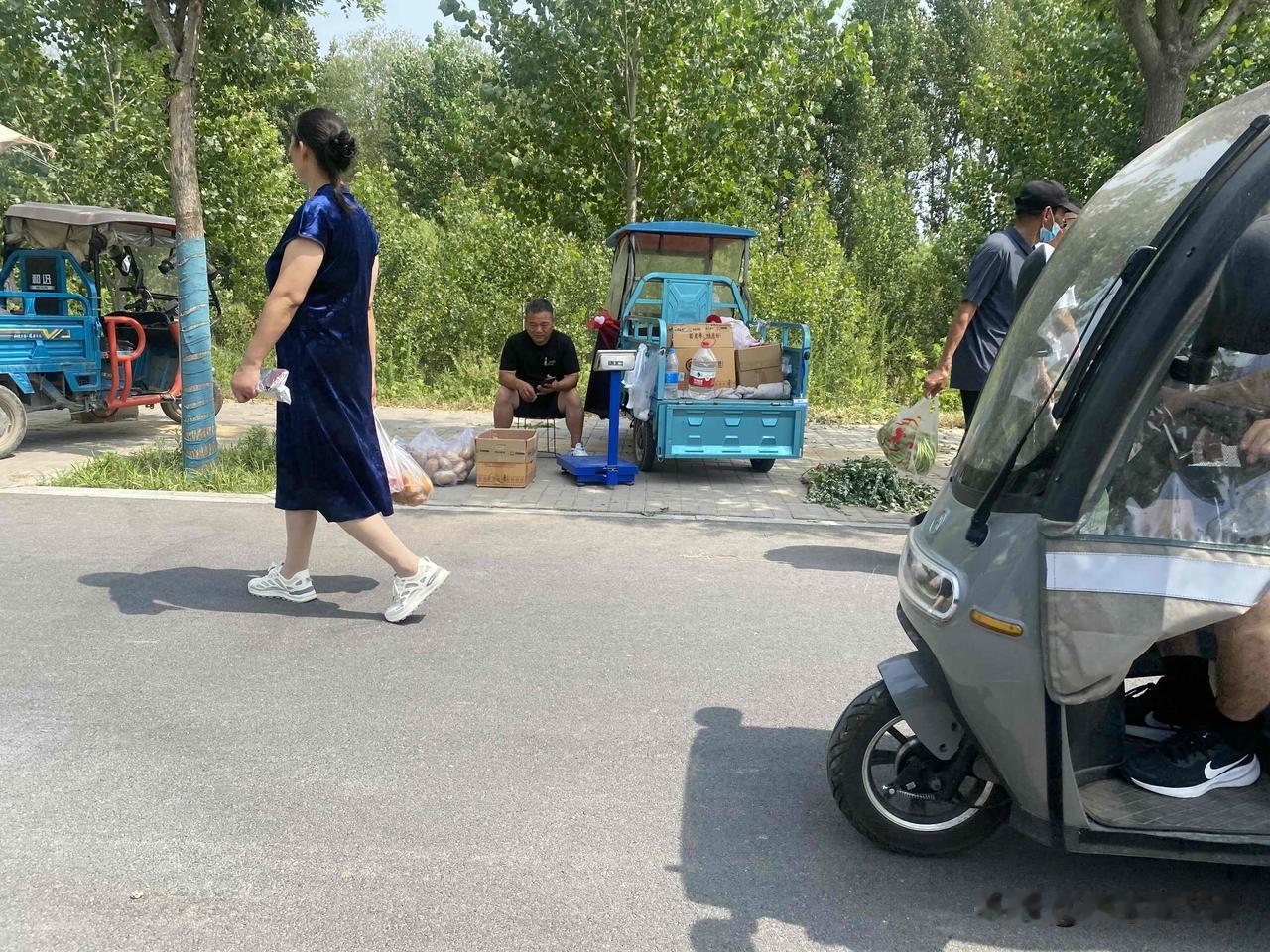 真心话茶局市井生活：热闹的街边市场，人来人往，生机勃勃。