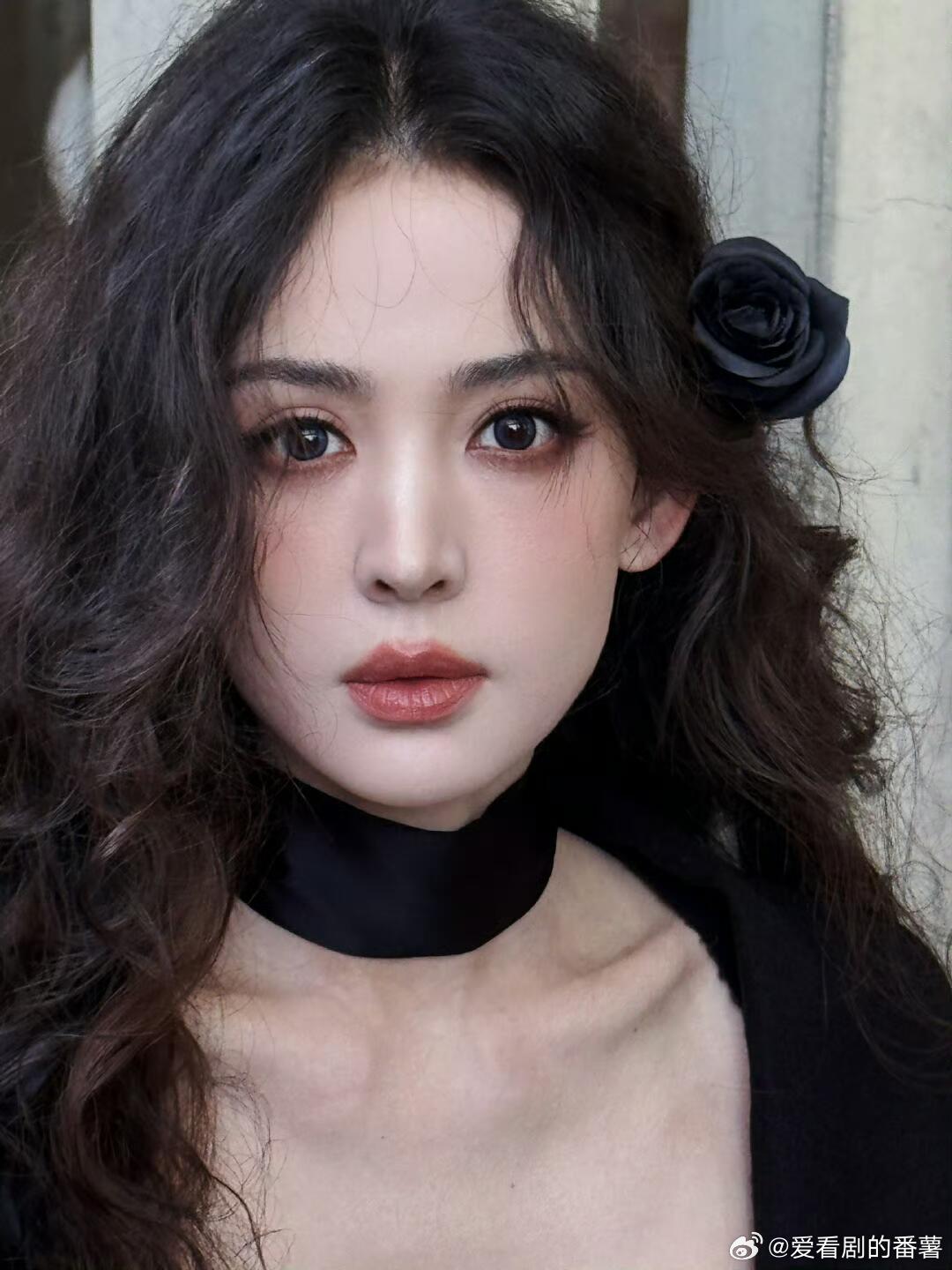 娜扎[超话]  娜扎又来杀死比赛了，暗夜黑玫瑰！好漂亮哦，好幸福能看到这么美的女