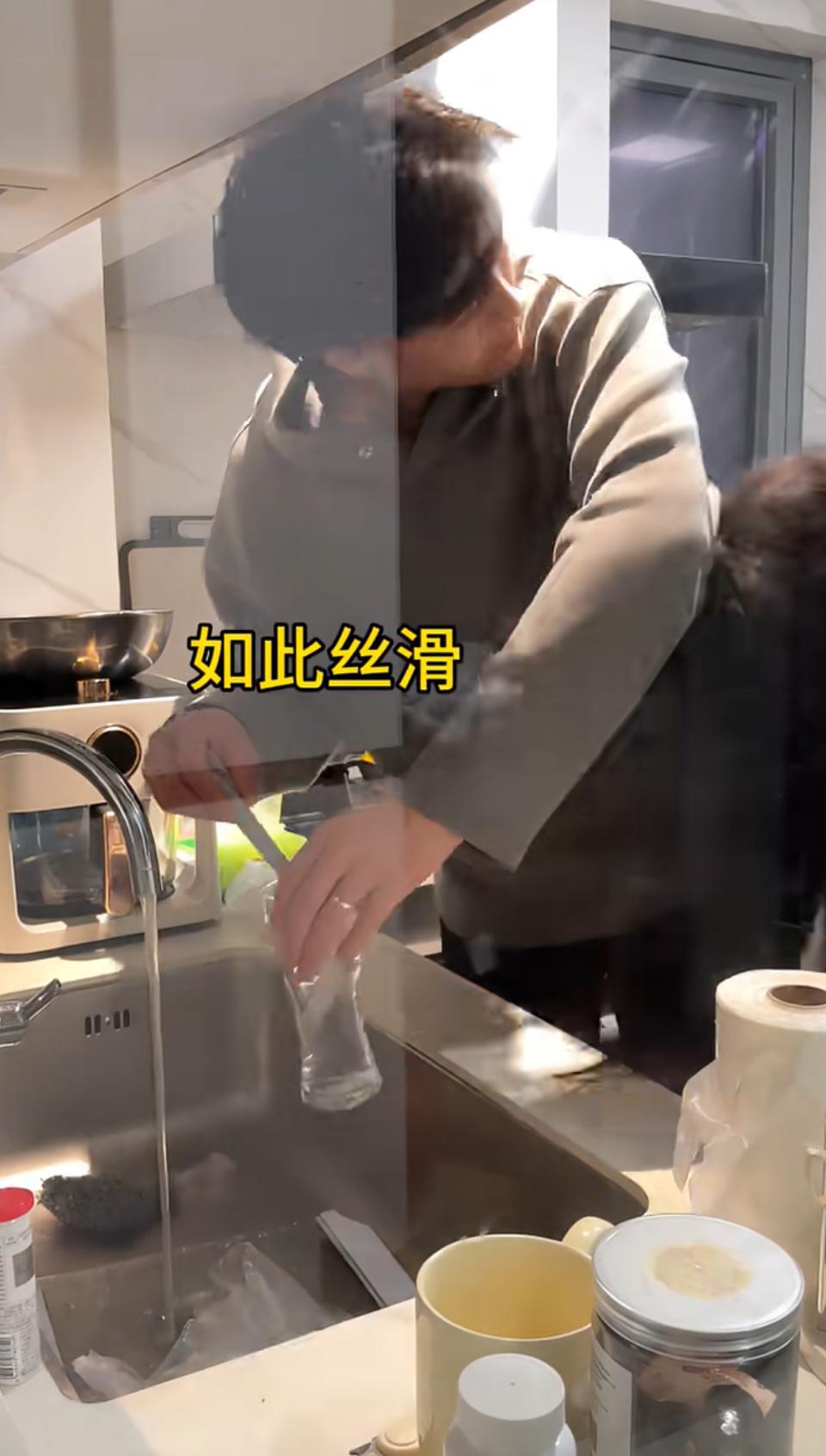 倒水的丝滑程度直接拉满，这操作也太丝滑了吧～这样丝滑的倒水操作看得人心里那叫一个