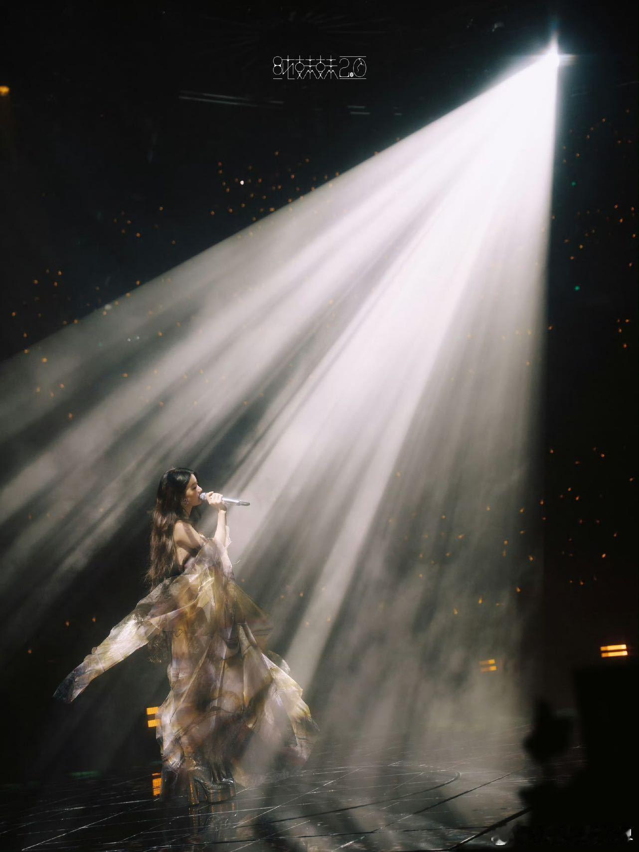 单依纯演唱会唱完君响起掌声 看到现场repo说单依纯唱《君》时，有人在台下喊“再