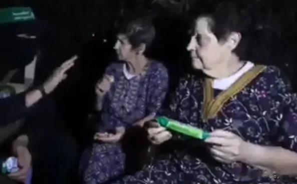 哈马斯释放两名以色列女性，两人获得零食饮料，与枪手握手后离开。这种战争其实全世界