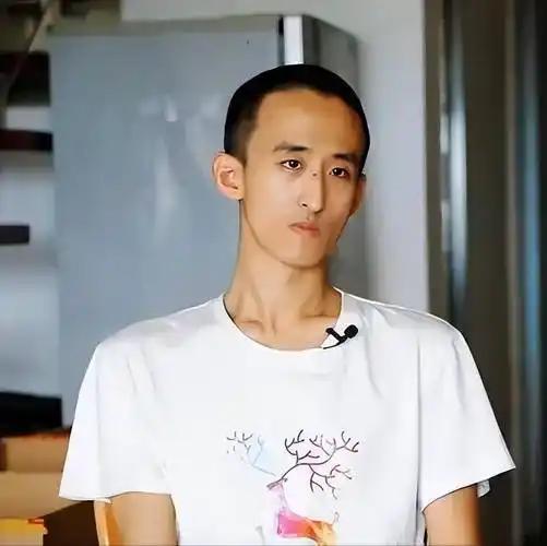 2011年，一个16岁的少年跟父母摊牌：不在北京全款买房，我就不读博。
父母答应