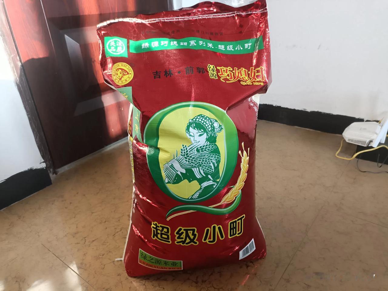 自媒体上说粮食价格太低导致农民没有种粮积极性。
这是我在楼下小商店买的东北大米，