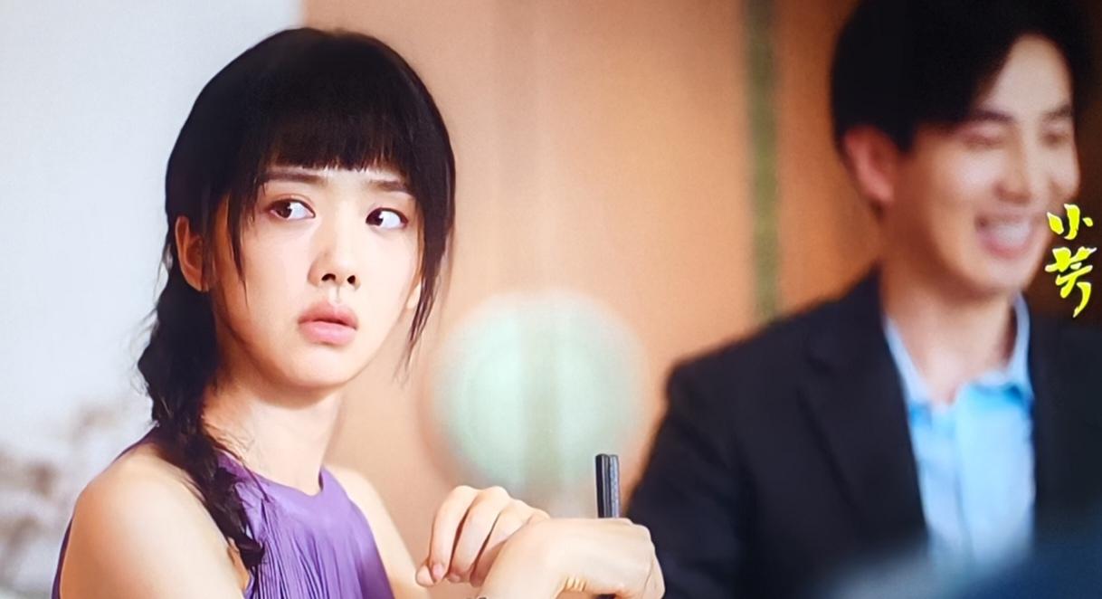 正在播出的电视剧《小芳》里，王影璐出演女主角小芳，看剧的时候，感觉同一众老演员相