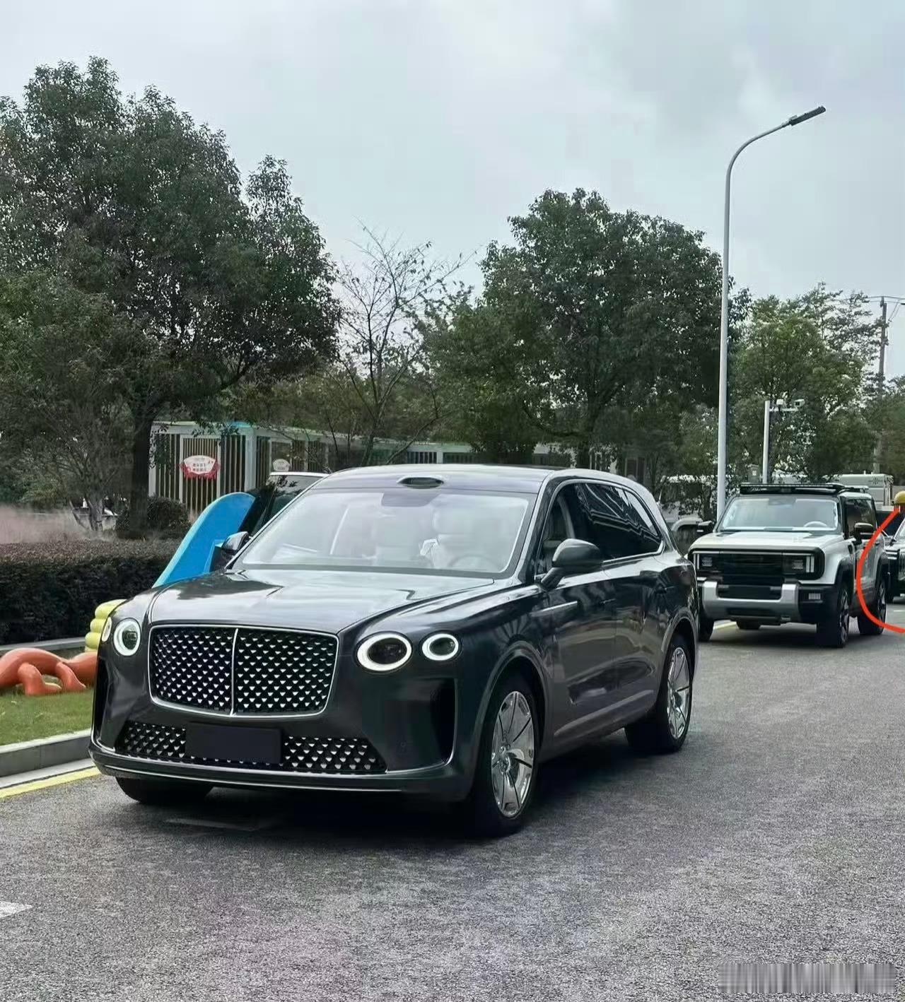 绝了，网上曝光了辆新车，乍一眼我以为是宾利，细看不对啊，顶部居然有激光雷达，还有