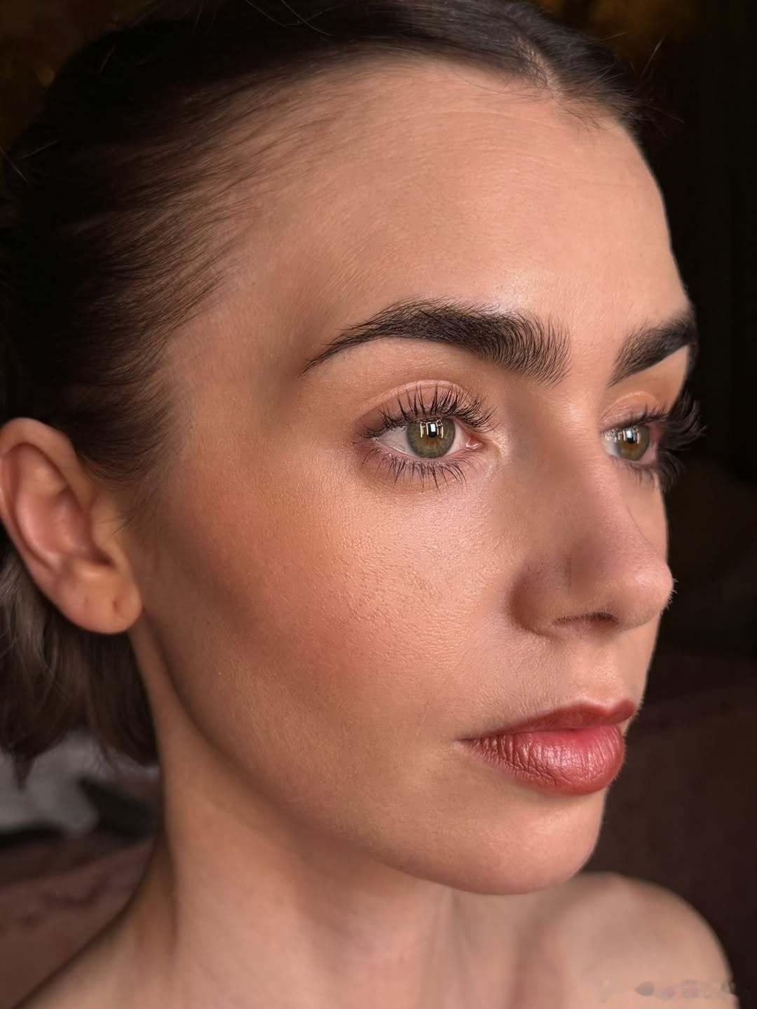 Lily collins莉莉柯林斯为《艾米丽在巴黎》第五季进行发型妆造准备的幕后