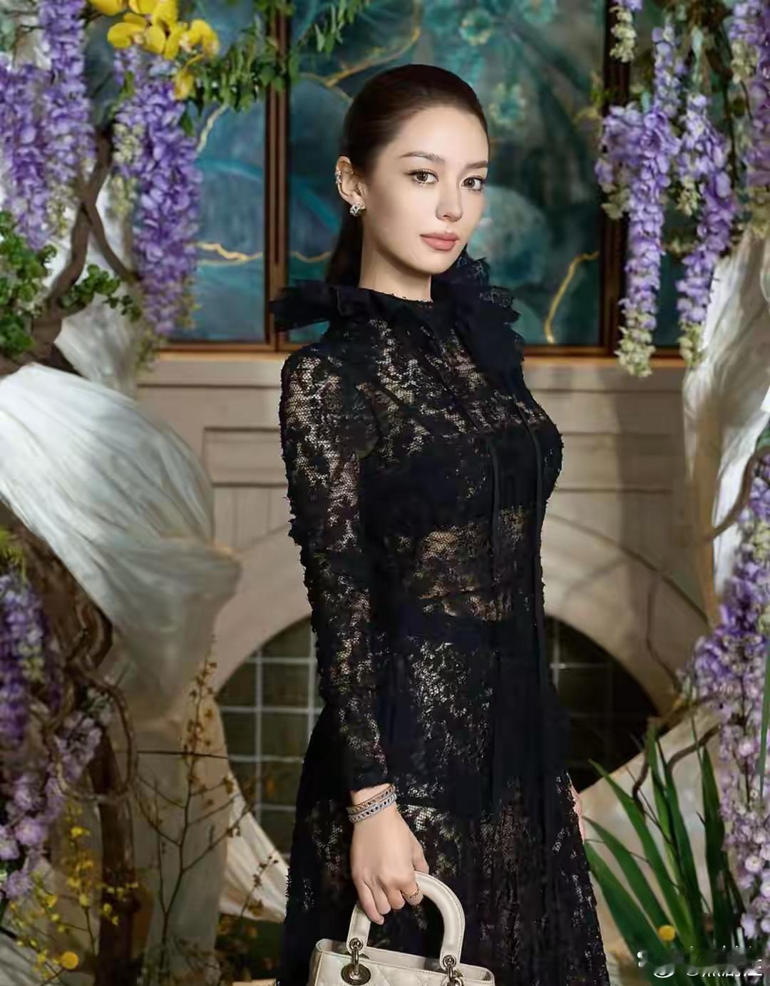 吉娜穿了条黑色蕾丝⁠‎裙⁠﻿，从﻿头到脚‎﻿‎都透‍‍﻿着那股‎‏成熟女性⁠‎的