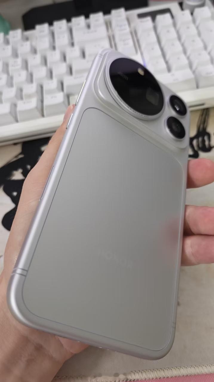 7499入手512G版本的荣耀Magic9 Pro Max，一大早就收到快递，开