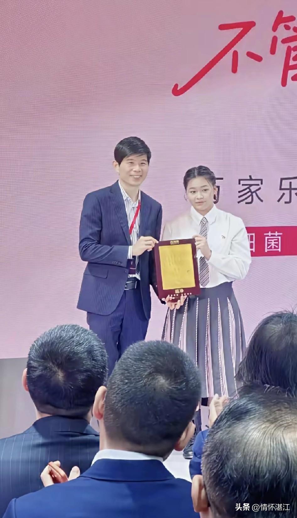 这还是你所熟知的全红婵吗？如此斯文大方。此前，她的运动员形象早已深入人心，如今摇