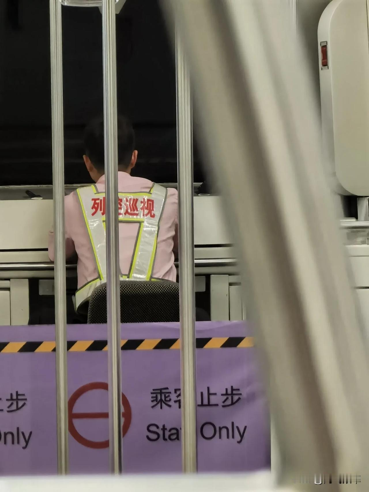 好家伙，上海地铁的驾驶室是开放的，好酷啊哈哈哈哈#上海地铁上80# #地铁里的日
