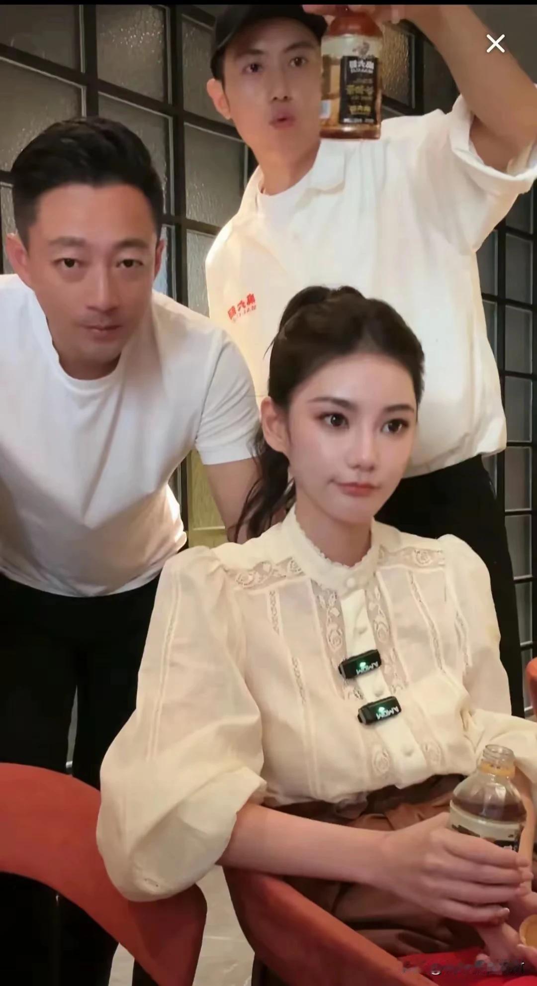 再让黑粉说小梅不漂亮也没用。人家小梅现在是正牌汪夫人!大花蛇🐍哭晕在厕所了吧！