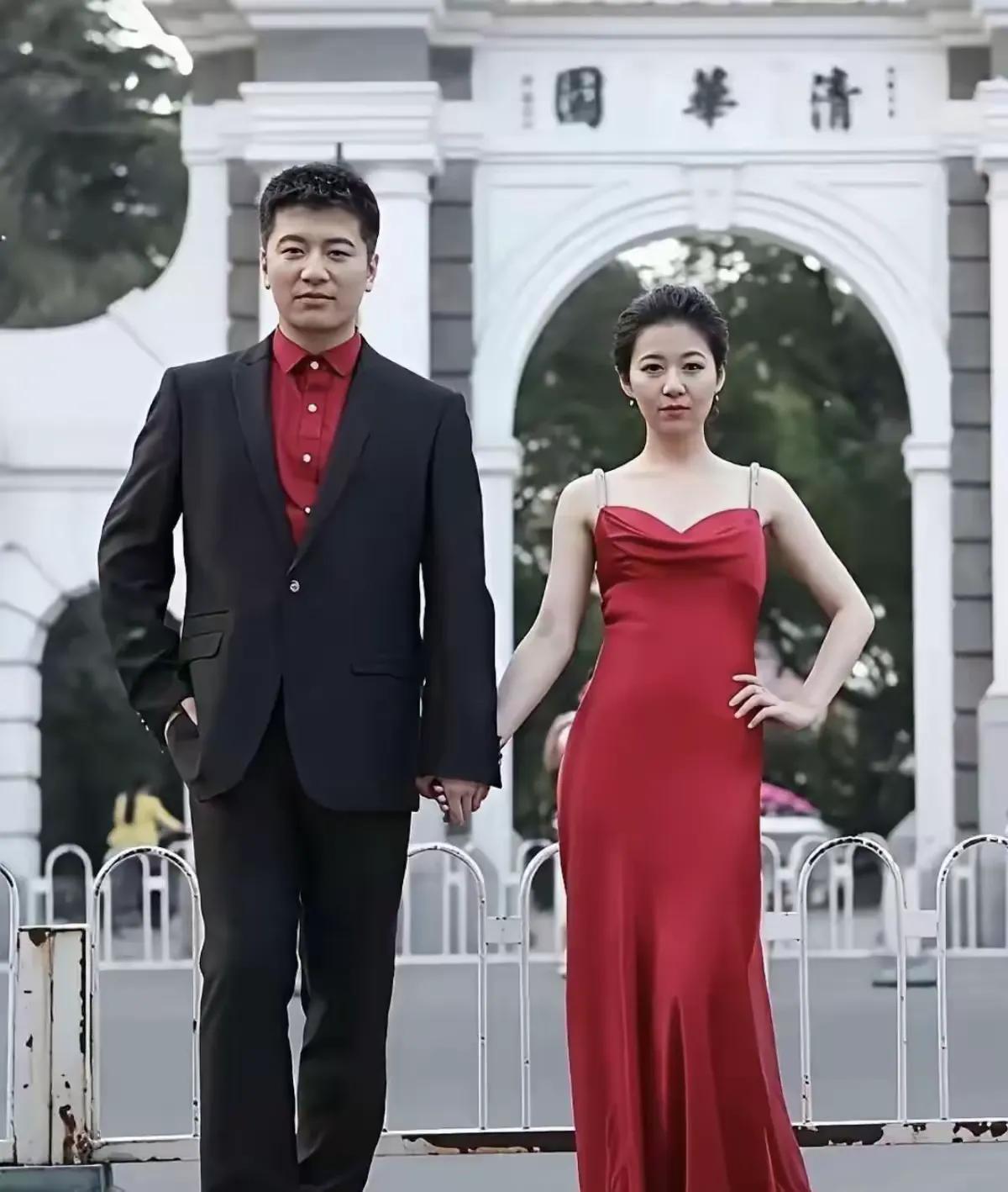 2014年张雪峰和妻子李丽婧在清华大学门口拍了这张结婚照。他妻子并不是网上传的"