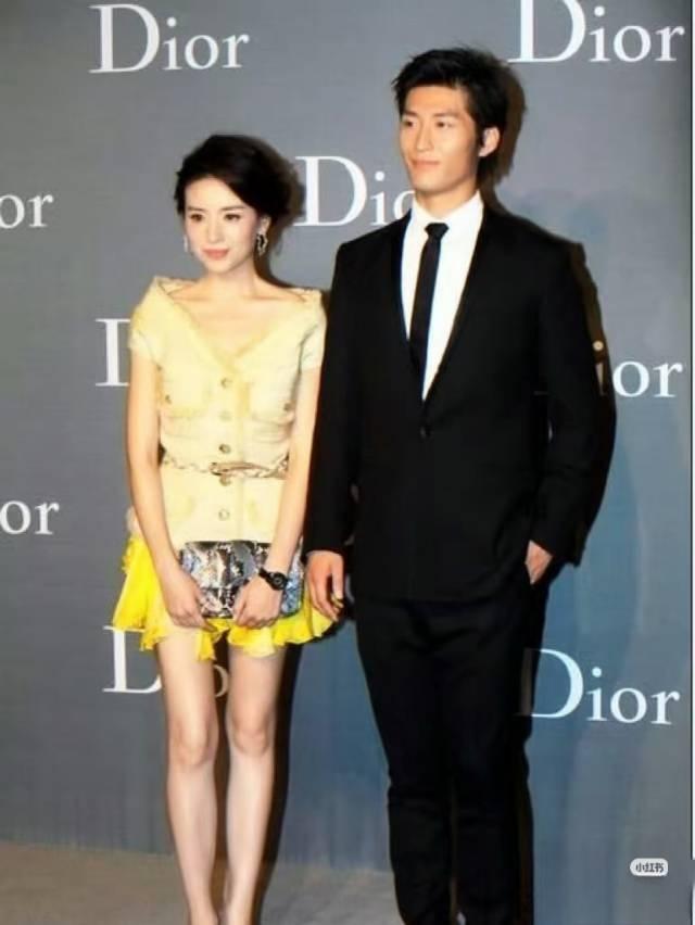 31岁董洁和22岁窦骁当年的一张活动合照。
2011年7月，地点在上海，是董洁与