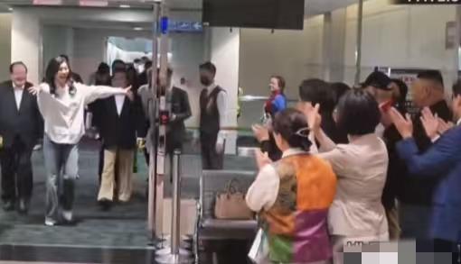 今天下午中国国民党主席郑丽文正式结束大陆访问之行，搭乘飞机返回台湾，在台北桃园机