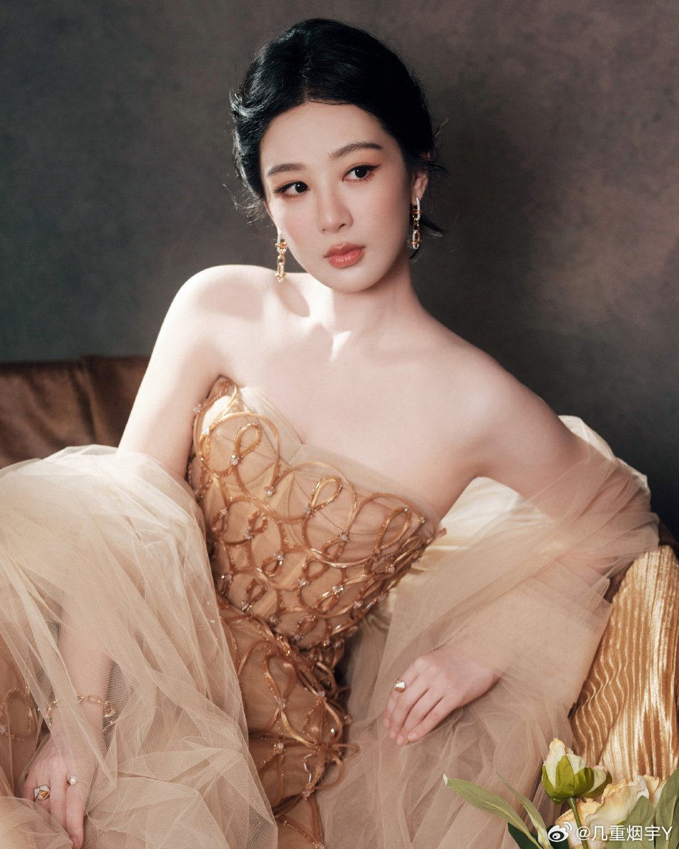 杨紫都瘦成啥样了视后好美哦，白得发光期待下次见面