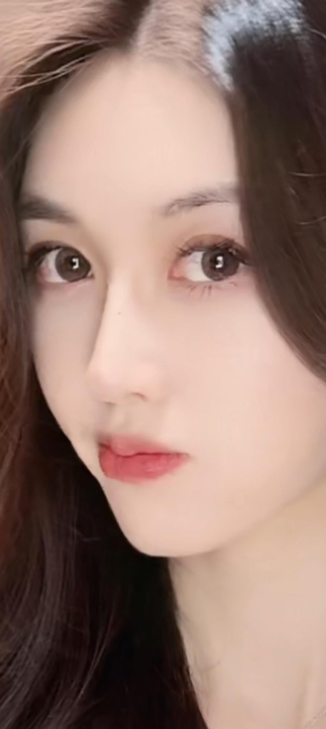 温柔甜美的少女，红唇轻启，仿佛在低语心事。