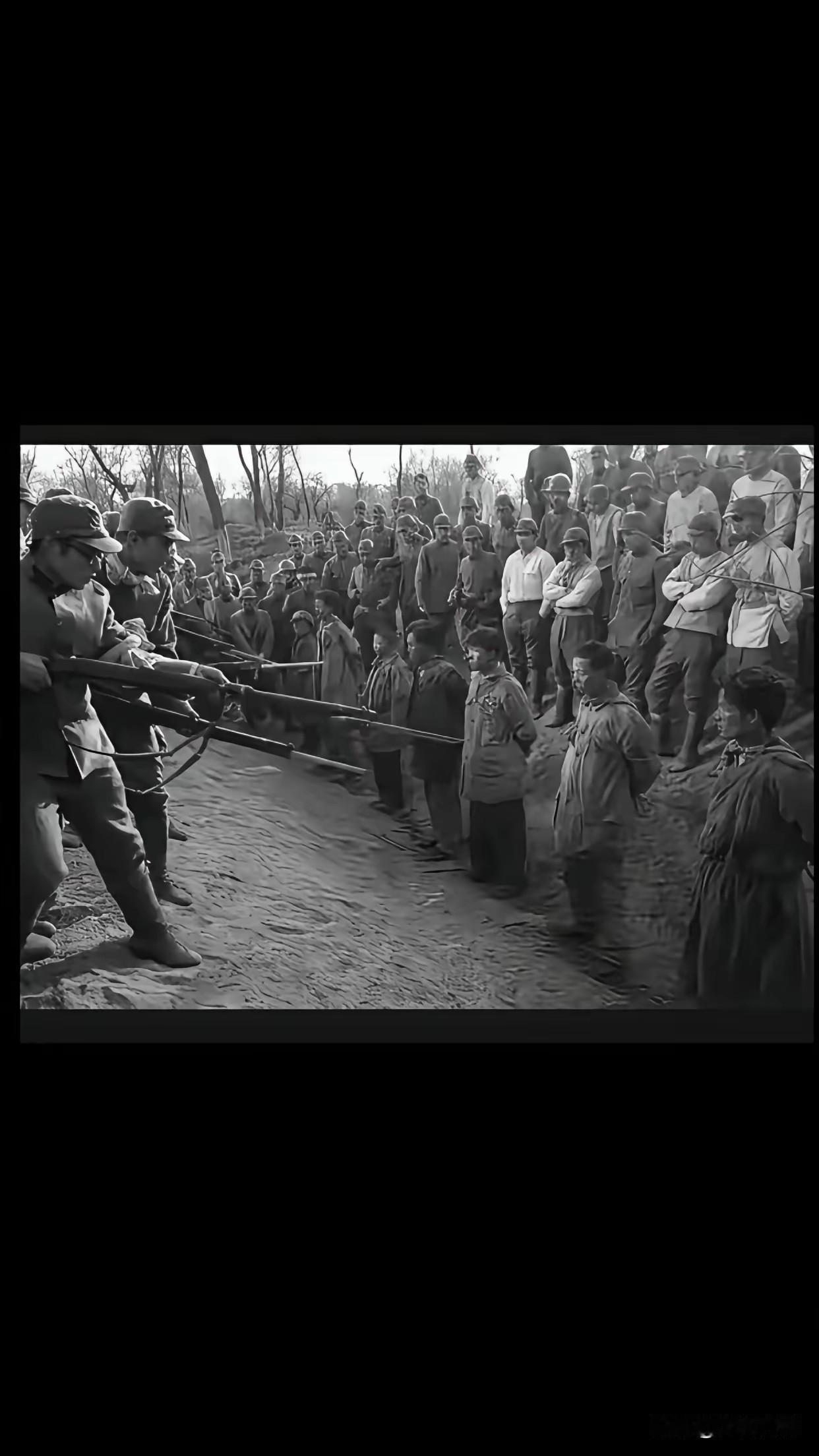 看到这两张日本鬼子对待中国人的照片，心中除了愤怒之外，又联想到很多事情，首先联想