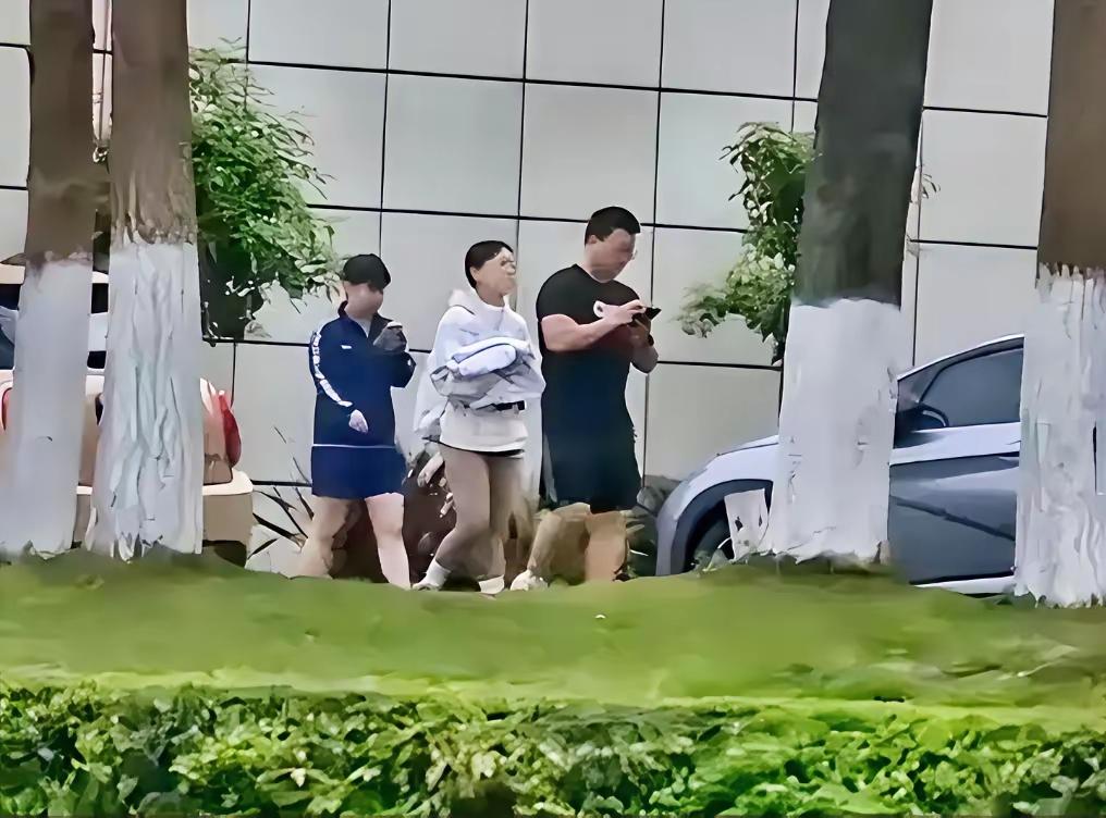 天啊，莎莎居然没有休息，5月16日又上训去啦！
莎莎昨天西装革履地和王励勤主席去