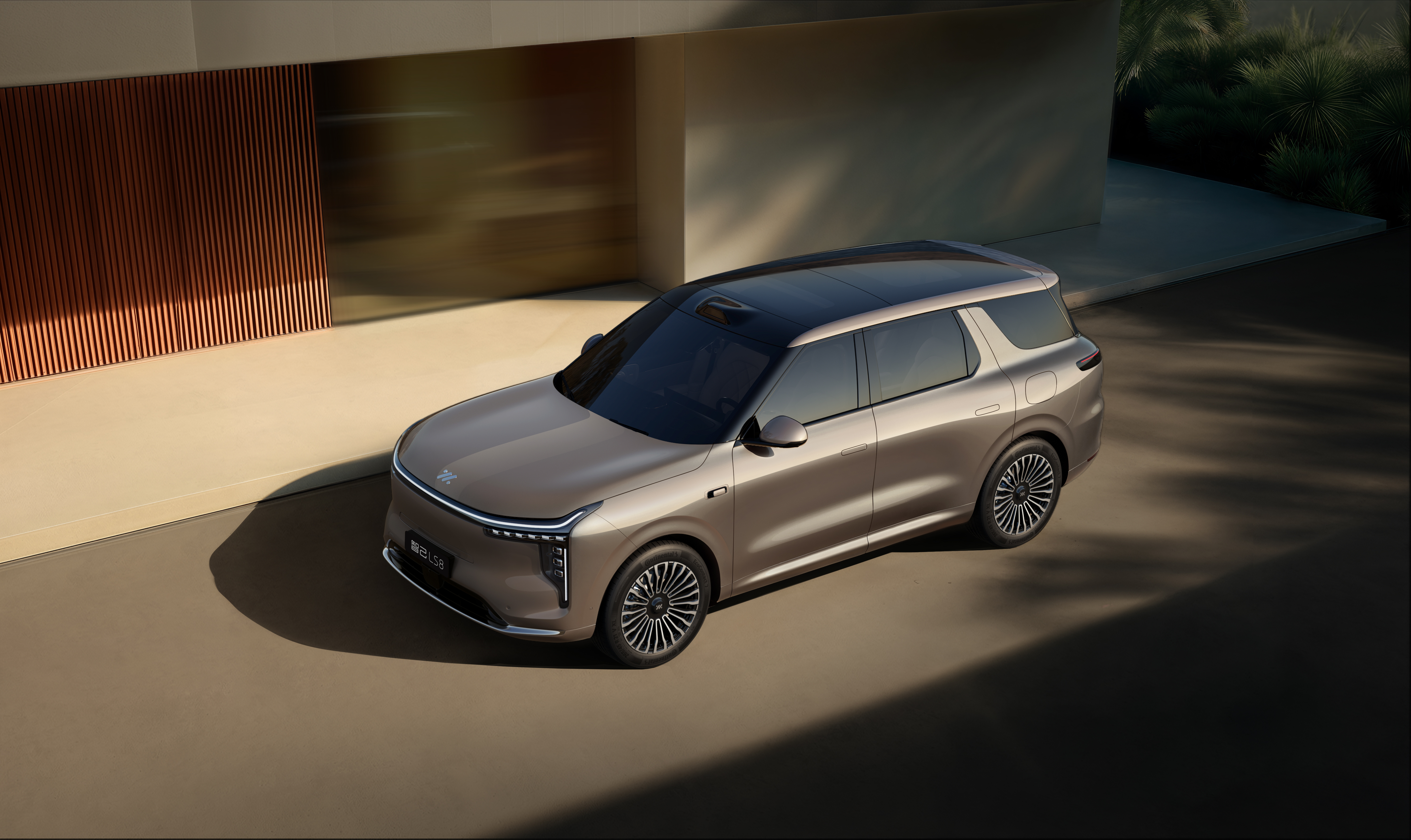 LS8 要来了这比例看上去很不错啊C 柱还有点游艇风格家用 8 系 SUV 尺寸