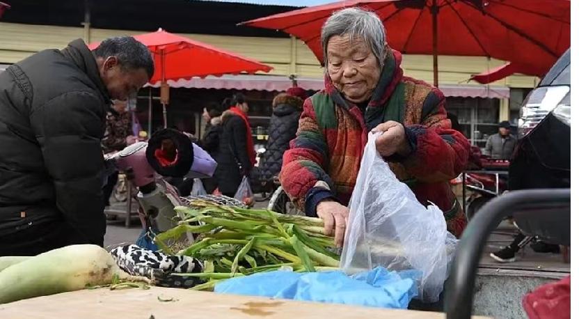 今天去菜市场买菜，那趣事可太逗了。我走到一个大姐的摊位前，挑了几个西红柿，大姐称