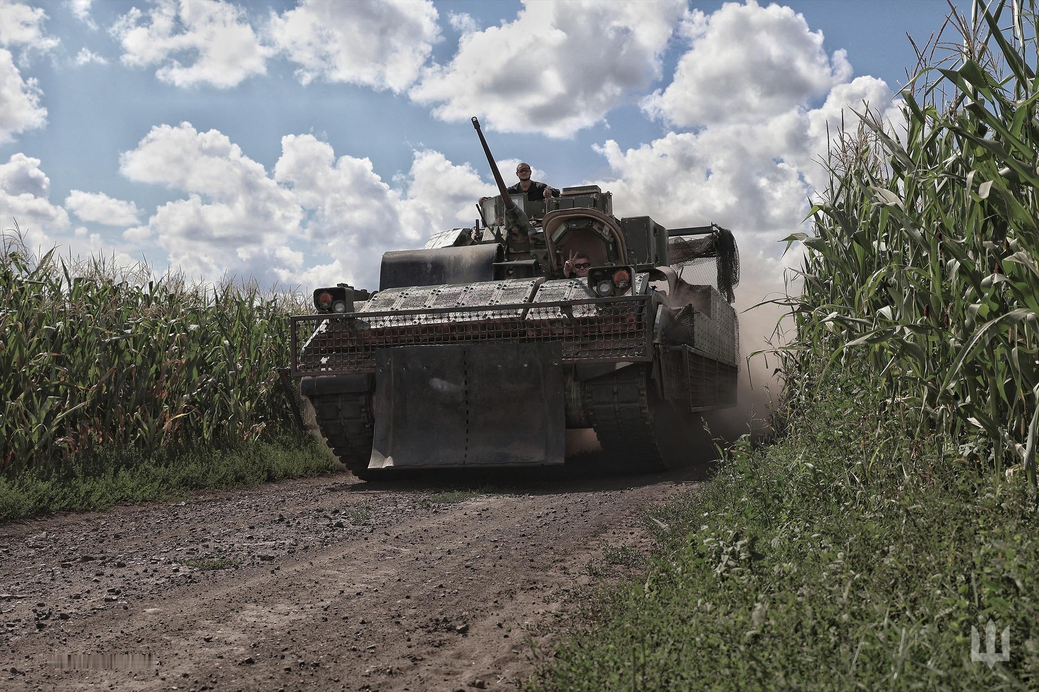 俄乌战争  素材存档，俄乌冲突中的乌军装甲车辆:“布拉德利”步兵战车。简单粗暴的