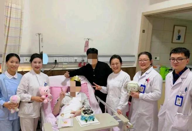 武汉中心医院发生了一桩前所未有的巧合之事，同月同日出生的一对夫妻，竟然在同一天诞