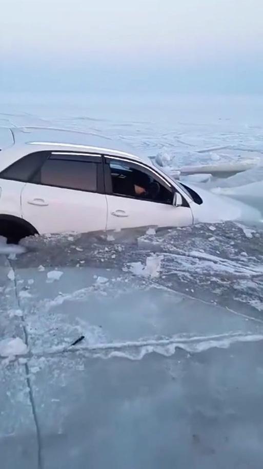 2月3日，山西离石一男子酒驾遇查，为逃避检测弃车翻越护栏，在结冰河道上疯狂奔逃。
