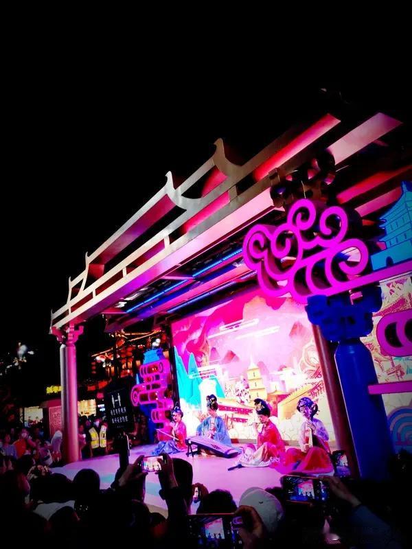 春晚就像年夜饭里的一道招牌菜，每年都有新花样，也总有让人难忘的节目。
2020年