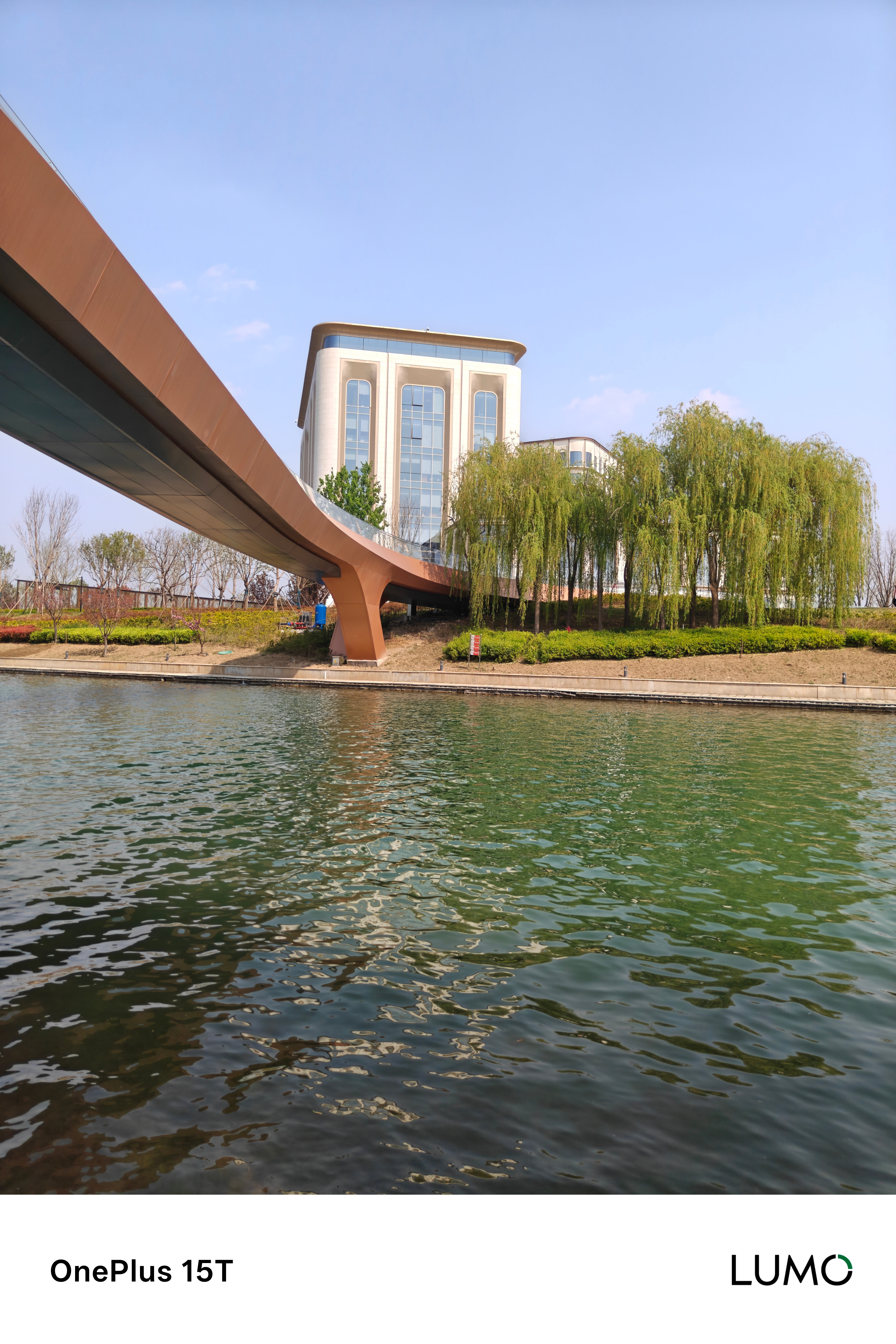 散步散着散着走到华为园区了，环境是真不错，跟超聚变全球总部在一起，不过估计华为在