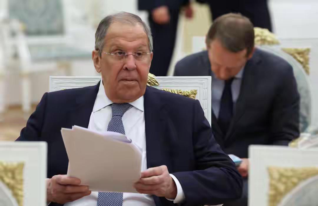 俄罗斯这边动作挺大，外长拉夫罗夫直接对欧洲放话：我们没想打你们，但你们要是先动手