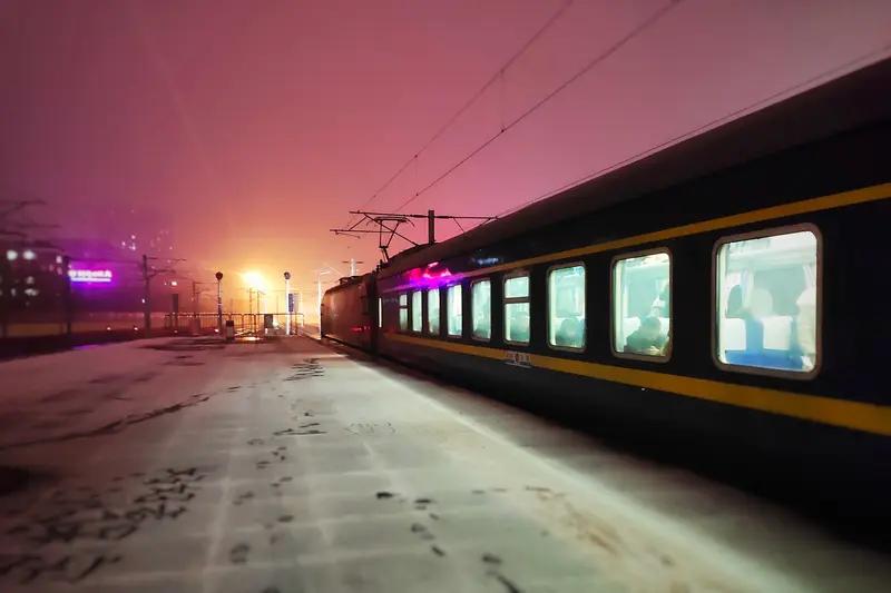 最难忘的是冬夜乘慢车去漠河。车窗结满冰花，像无数细小的镜子把月光折进车厢。凌晨四