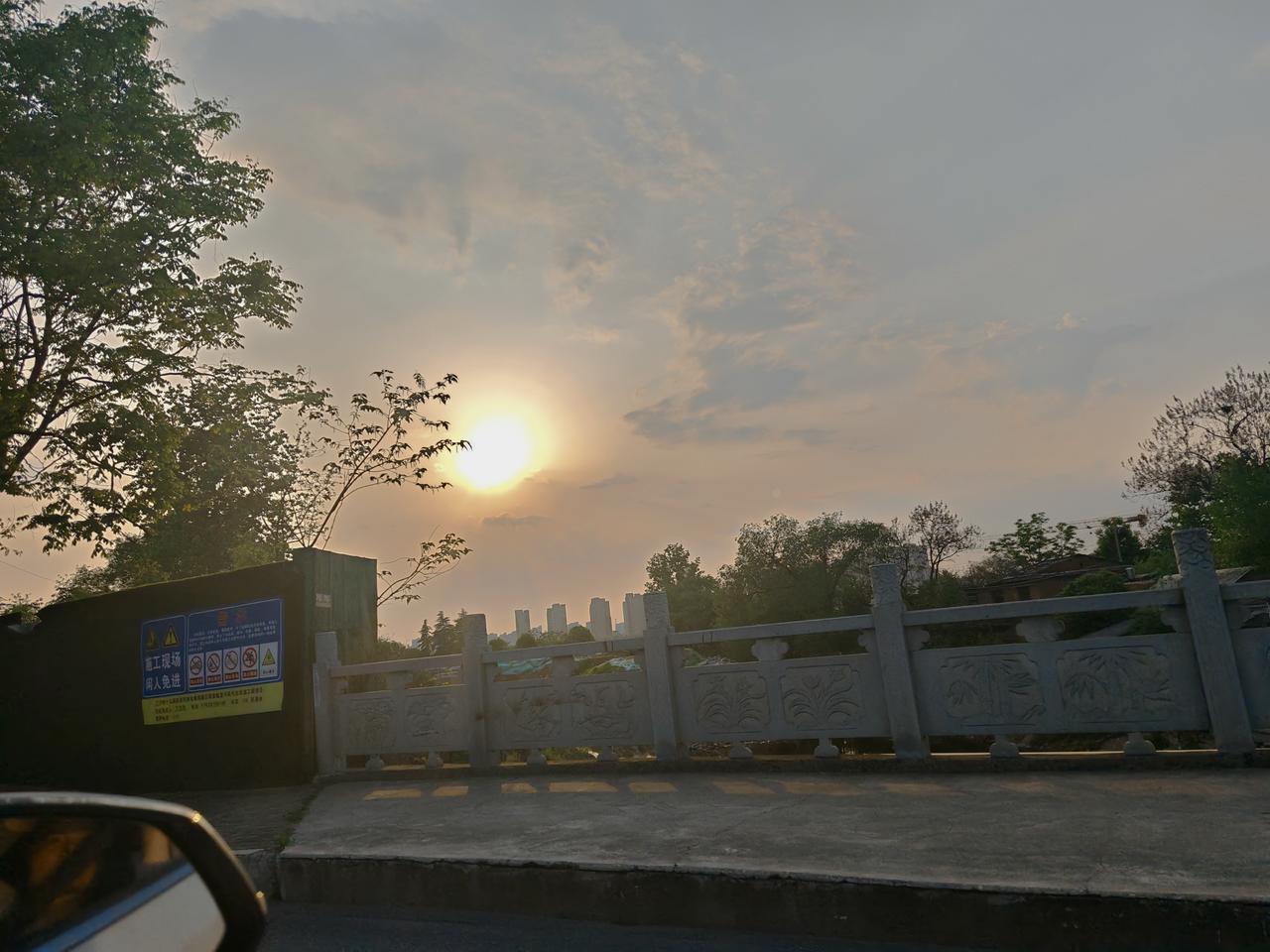 今天终于下个早班啦！
感觉好久都没看见回家路上的太阳了，每天忙忙碌碌，也不知道忙