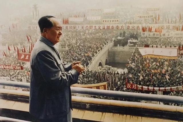毛主席提出继续革命的原因是什么？新中国成立后，打倒反动政府，驱逐外国在华势力，实