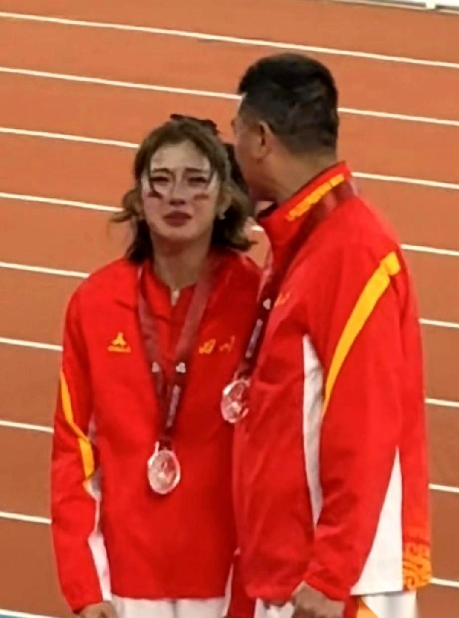 吴艳妮哭了。
哭得稀里哗啦，教练在旁边哄都哄不住。
最后一句话给整破防了，教练说