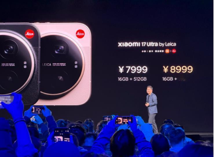 2025年底了，手机行业却出现了个奇怪现象。玩性价比起家的小米，冲击起了超高端，