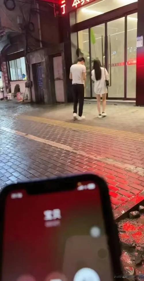 广东广州，男子跟踪妻子去酒店，发现她和健身教练有私情，于是拍了照片，妻子为了能马