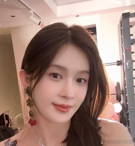想当初她还叫赵韩樱子，演林多美的时候真的好灵动，现在…唉…只是让人无语，不知道为