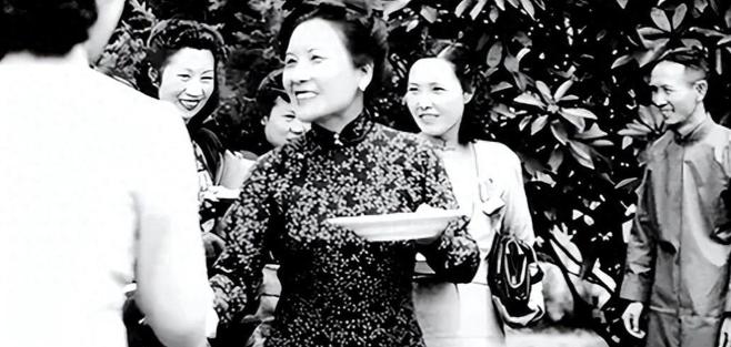 1994年，一笔美元现金,从每月固定的清点仪式里悄悄消失了。 
 
从那以后，纽