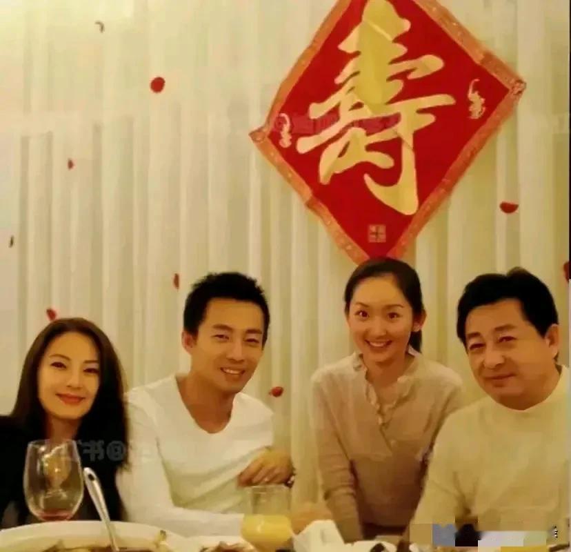 原来张雨绮和汪小菲也见过家长，汪爸爸一脸姨母笑，看来对张雨绮的态度还是比较满意，